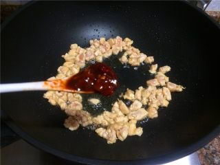 7、翡翠鸡丁,放入豆瓣酱翻炒10秒。