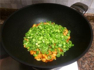 9、翡翠鸡丁,放入四季豆翻炒2分钟。