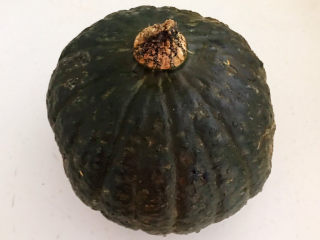 1、奶香南瓜粥,绿把皮南瓜清洗干净