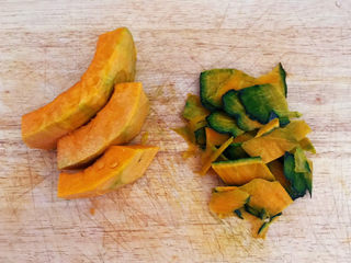 3、奶香南瓜粥,把瓜皮切掉