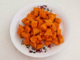 4、奶香南瓜粥,把南瓜切成小丁备用