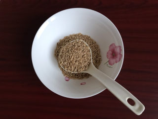 5、奶香南瓜粥,碗里加入燕麦米