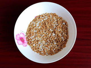 7、奶香南瓜粥,把米淘洗干净