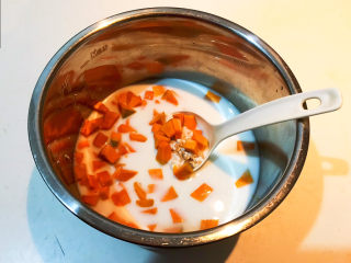 11、奶香南瓜粥,加入南瓜丁