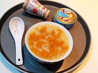 17、奶香南瓜粥,奶香南瓜粥里面加入了燕麦米,口感非常独特,奶香浓郁,甜甜糯糯的非常美味~