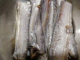 2、外酥里嫩~炸带鱼,去除內脏，清洗干净，放一小盆内。