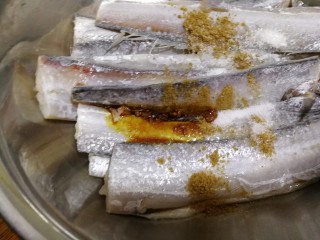 7、外酥里嫩~炸带鱼,所有调料全部放好后，