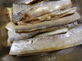 8、外酥里嫩~炸带鱼,用筷子拌匀，让调料均匀的粘在鱼上，稍放一会入味。