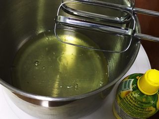 1、红枣蛋糕卷,蛋白中加入柠檬汁。