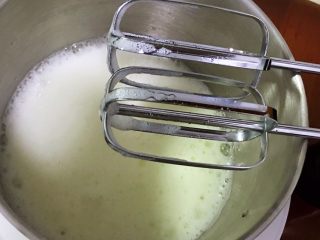 2、红枣蛋糕卷,用打蛋器高速搅打30圈,出现粗泡。