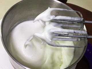 3、红枣蛋糕卷,加入30克细砂糖,继续搅打50圈。