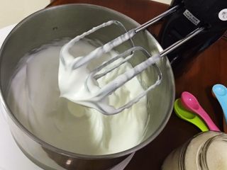 4、红枣蛋糕卷,蛋白开始蓬发,再加15克细砂糖。