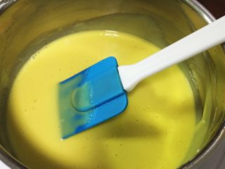 9、红枣蛋糕卷,先用打蛋器搅打十几秒后,再用刮刀翻拌均匀。