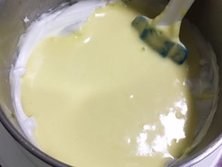 12、红枣蛋糕卷,再倒回蛋白霜中。