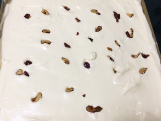 15、红枣蛋糕卷,用刮刀45度角刮平表面,放入红枣片。