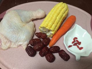 1、胡萝卜玉米炖鸡汤,主料：鸡腿、玉米、红枣、枸杞、胡萝卜准备好