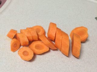 5、胡萝卜玉米炖鸡汤,胡萝卜切小块