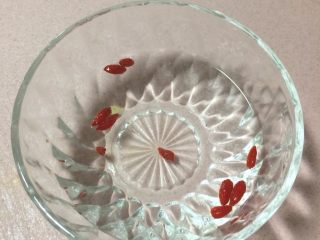 9、胡萝卜玉米炖鸡汤,枸杞同样倒入少许盐清洗