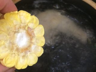 11、胡萝卜玉米炖鸡汤,放入玉米大火烧开后转最小火炖至30分钟