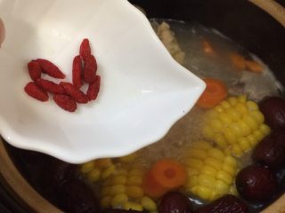 14、胡萝卜玉米炖鸡汤,加入枸杞继续炖至30分钟
