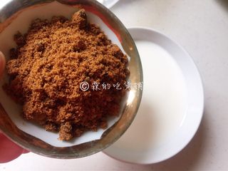 2、红糖枸杞软欧包,先把红糖放入牛奶里化开。