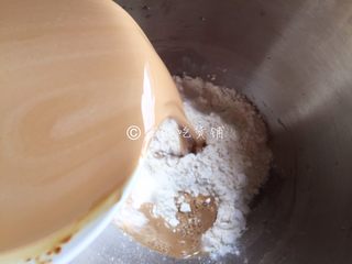 4、红糖枸杞软欧包,随后把高粉，酵母，放入搅拌桶中，倒入红糖牛奶。