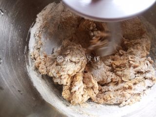 5、红糖枸杞软欧包,启动机器揉面。