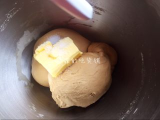 6、红糖枸杞软欧包,等揉至扩展，加入黄油和盐。