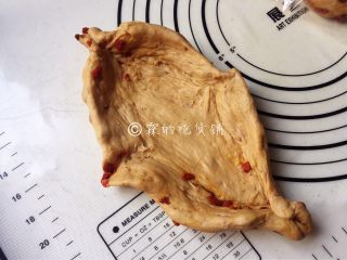 10、红糖枸杞软欧包,随后用手轻轻按成椭圆形，捏出四个角来。