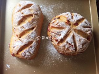 12、红糖枸杞软欧包,烤箱预热，在二发完成的面团表面，筛上高粉或者粘米粉，然后用刀片割出你喜欢的花纹。