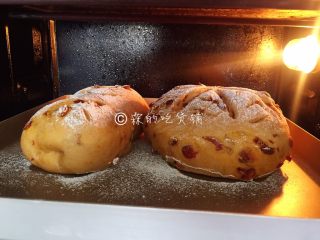 13、红糖枸杞软欧包,入烤箱，185度，30分钟左右，具体时间、温度，请根据自家烤箱灵活设定。