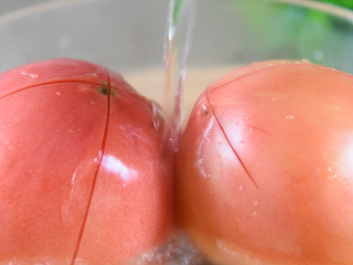 3、番茄+牛肉丸+豆腐，这绝对是你值得拥有的冬日滋补暖胃秘籍,番茄划十字刀，再淋上沸水