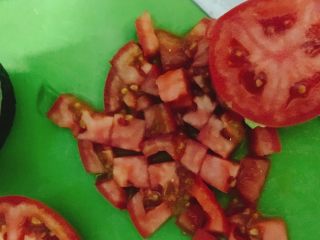 4、烤南瓜????沙拉,番茄切丁。可以用圣女果,可是我喜欢用番茄,番茄好吃好吃!????