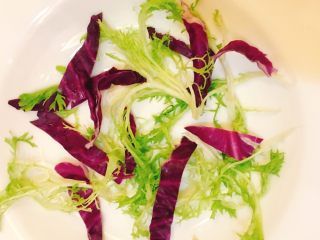 5、烤南瓜????沙拉,任何家里的青菜随便放一点,准备烤好摆盘。