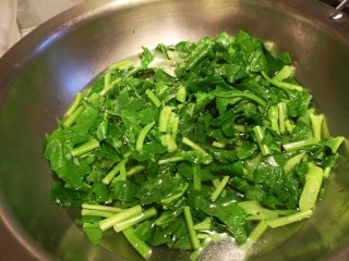 4、芥兰木耳,下入芥兰焯一下。