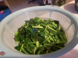 5、芥兰木耳,捞出备用。