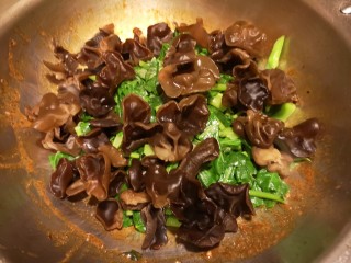 11、芥兰木耳,翻炒一下之后，再下入木耳继续翻炒。