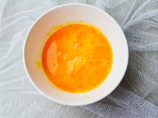 3、白玉菇鸡蛋汤,鸡蛋磕入碗中备用。