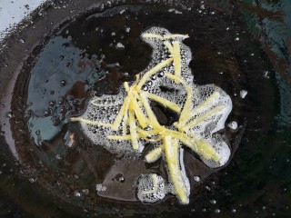 7、白玉菇鸡蛋汤,另起锅热油，加入姜丝。