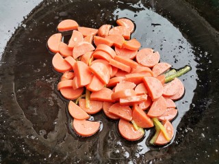 8、白玉菇鸡蛋汤,加入火腿超香。