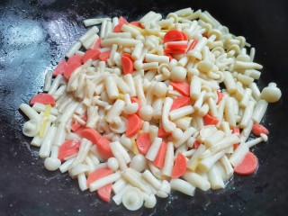 10、白玉菇鸡蛋汤,翻炒均匀。