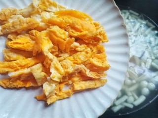 12、白玉菇鸡蛋汤,加入鸡蛋。