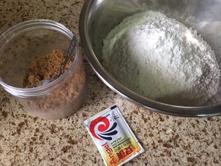 1、红糖馒头,准备好食材，红糖、酵母、还有面粉；