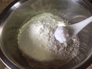 3、红糖馒头,在面粉中，加入一小勺的盐，搅拌；