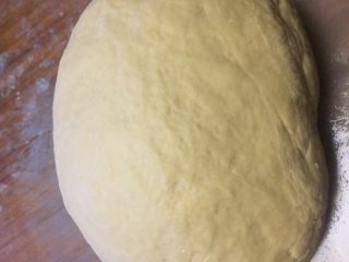 9、红糖馒头,加入干粉，揉成光滑面团；