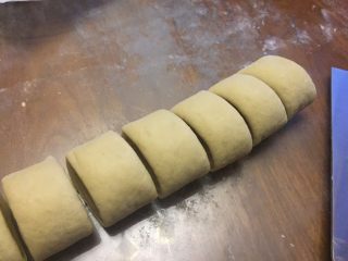 12、红糖馒头,用刀切成长短均匀的条；