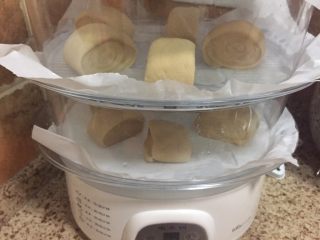 14、红糖馒头,盖好，静置10分钟，发酵变大；