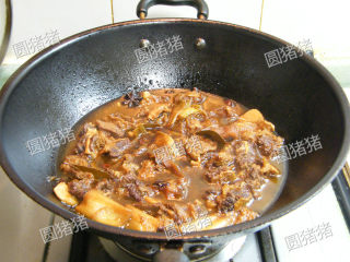 7、萝卜焖牛腩——冬季的萝卜赛人参,当锅内的牛腩煮至汤汁剩下少许时，用筷子能轻松插入肉块中即可加入白萝卜。