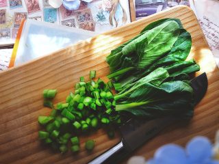 7、营养都在这一碗 糙米减肥沙拉,将菜心的梗与叶子一切两开,梗切丁 叶子部分不动