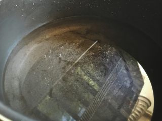 8、营养都在这一碗 糙米减肥沙拉,锅内放入适量水(煮青菜)